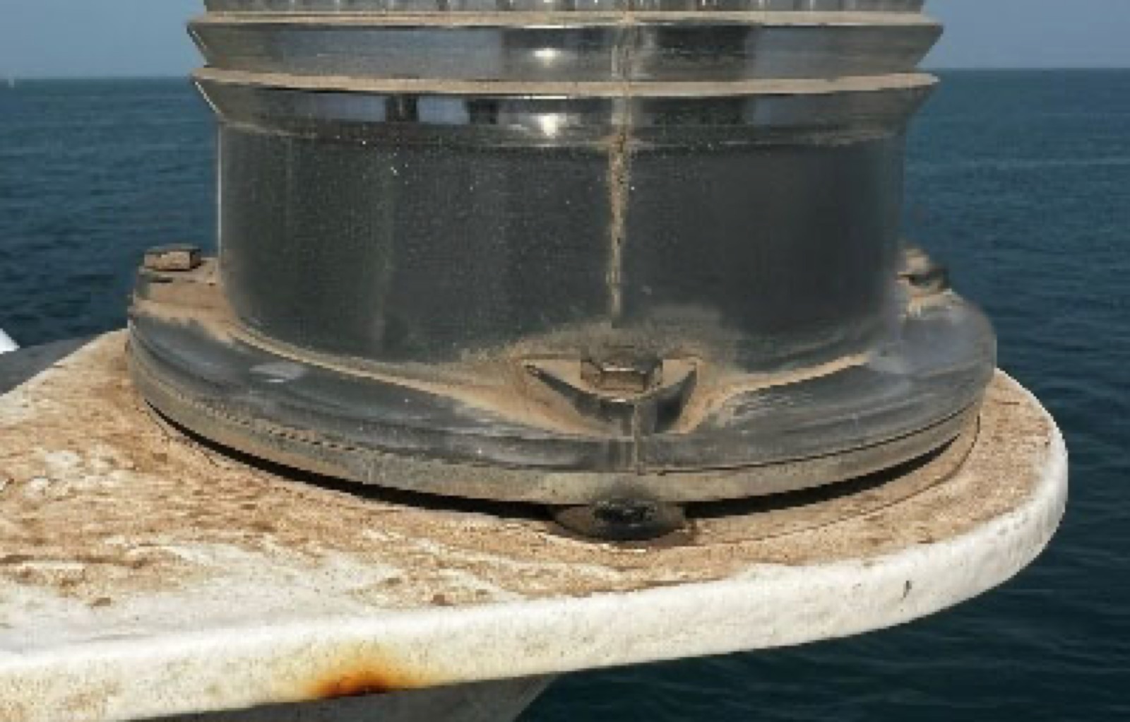 DWS305/MF installed at the top of a vessel mast