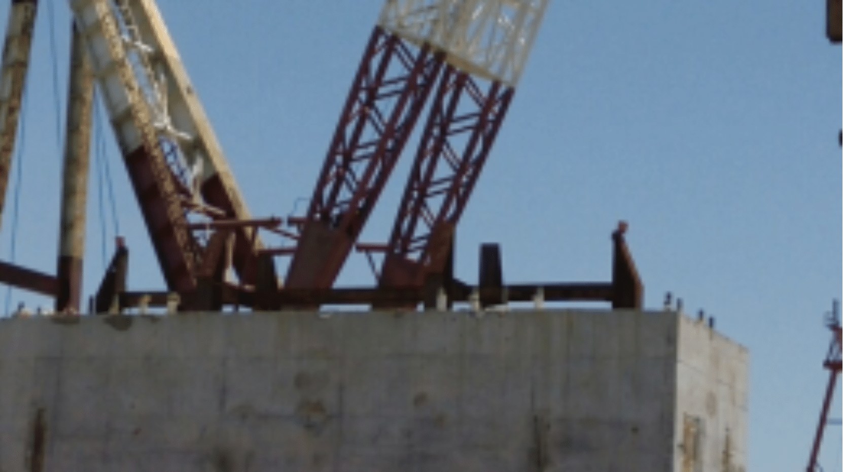 Marine lights on an offshore construction platform